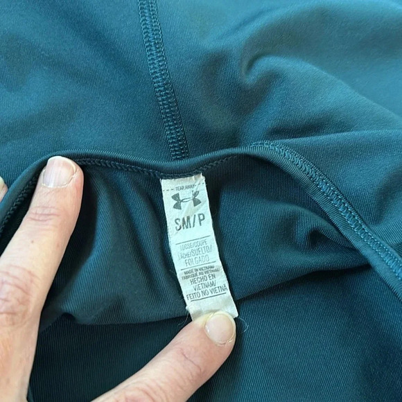 Under Armour women’s long sleeve work out top. Back cut out detail. Smal… - Picture 6 of 6